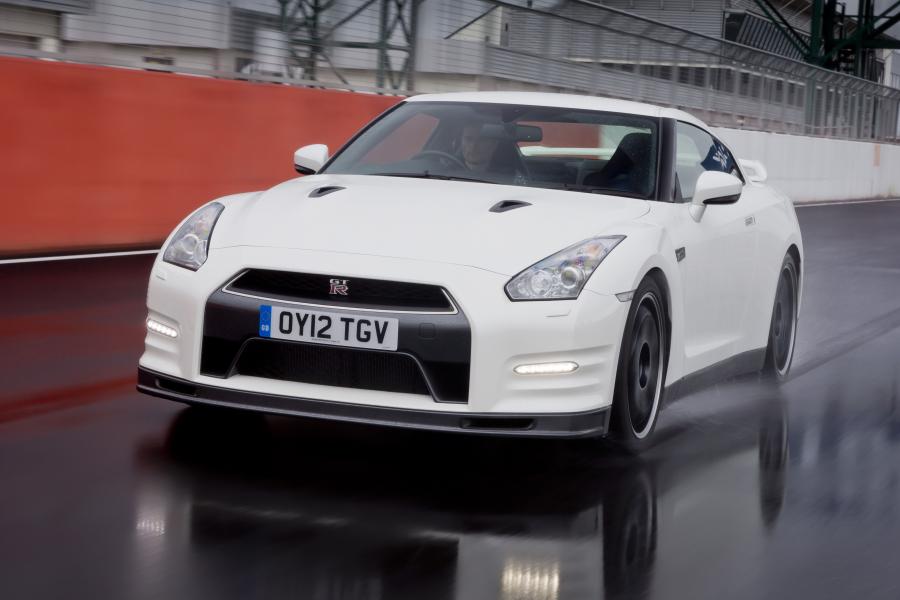  Nissan GT-R Track Pack 2012 года  (UK) (фото 19 из 20)